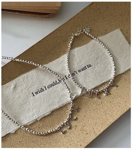 Vue détaillée du collier perlé en argent sterling S925 avec pendentif lettre Lucky chic