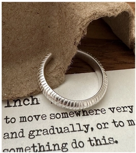 Vue détaillée de la bague en argent S925 mat avec texture de relief vertical rétro