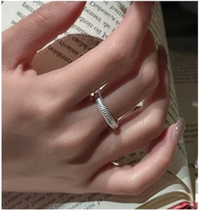 Détail d'une bague en argent sterling S925 au design spirale texturé sur le doigt