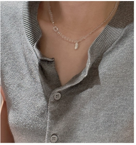Dettaglio della collana di perline in argento S925 con grani di cristallo e chiusura a nodo