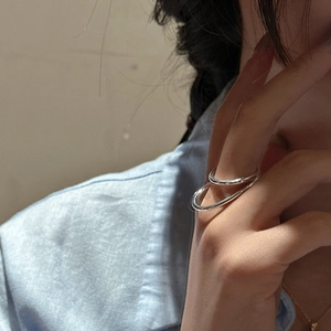 Minimalistischer S925 Sterlingsilber Doppelring am Finger getragen mit schlichter Geometrie