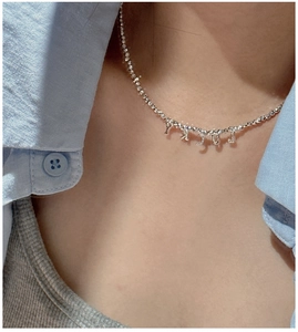 Détail du collier à perles en argent sterling S925 avec pendentifs LUCKY sur modèle