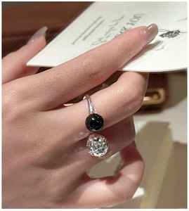 Détail d'une bague ouverte en argent 925 avec onyx noir et cristal facetté sur la main