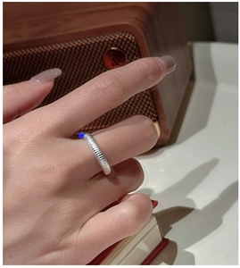 Détail de la bague en argent S925 avec une texture rainurée mate vintage sur l'anneau