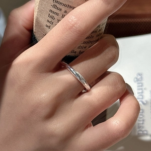 Minimalist S925 sterling silver ring with delicate feather texture and vintage design