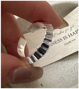 Detailed view of textured S925 sterling silver ring featuring a unique hammered finish