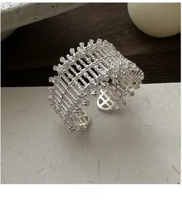 Makro-Detail von silbernem Spitzenring mit geometrischem Gitterdesign und Zirkonia