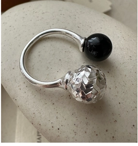 Détail macro de bague en argent S925 montrant le poinçon et la perle d'onyx noire