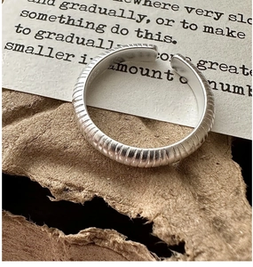Vue macro d'une bague en argent S925 avec texture spirale rétro et ouverture ajustable