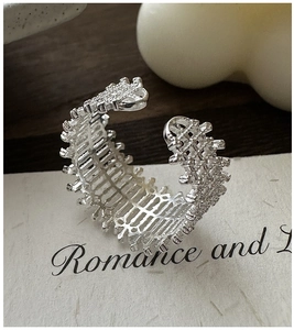 Nahaufnahme S925 Sterlingsilber Ring mit filigraner Spitzenstruktur und Mesh-Design-Details