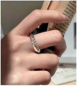 Close-up of S925 silver ring featuring a geometric quilted pattern on a finger