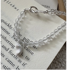 Dettaglio macro della collana in argento S925 con perle di cristallo e chiusura a nodo