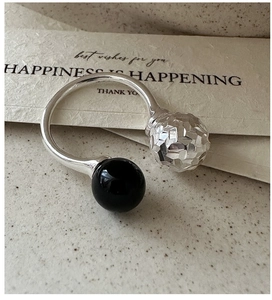 Détail d'une bague en argent 925 avec sphère d'onyx noire et perle d'argent facettée