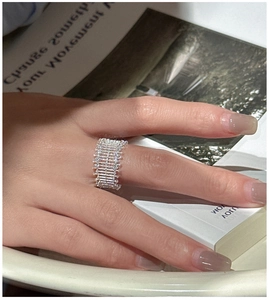 Nahaufnahme eines breiten S925 Silberrings mit Vintage-Spitzentextur und schimmernden Perlen
