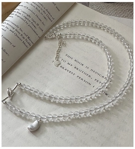 Dettaglio macro della collana di perline in argento S925 con chiusura OT e ciondolo a fagiolo
