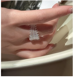 Detail eines S925 Silberrings mit hohler geometrischer Spitze-Textur am Finger getragen