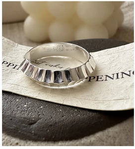 Macro shot of S925 sterling silver ring with CNC wavy edge design and hallmark engraving