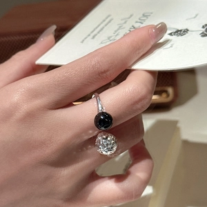 Bague ouverte en argent 925 avec onyx noir et perle scintillante sur la main