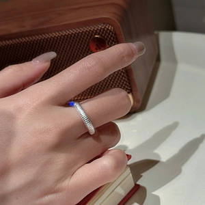 Bague minimaliste en argent sterling S925 avec texture mate vintage portée à l'index