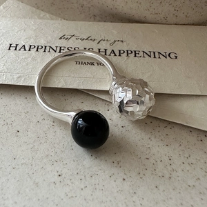 Bague ouverte en argent 925 avec perle d'onyx noire et sphère argentée facettée