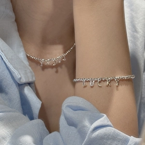 Ensemble bijoux porte-bonheur en argent S925 avec collier et bracelet sur un modèle