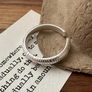 Bague ouverte minimaliste en argent sterling S925 avec fini mat texturé au style rétro
