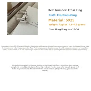 Detail eines S925 Sterlingsilber Knotenrings mit verschlungenen Linien und Glanzfinish