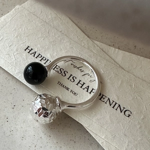 Bague ouverte en argent 925 avec onyx noir et bille métallique facettée, design minimaliste
