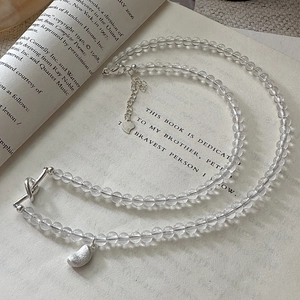 Collana di perle d'argento S925 con cristallo e ciondolo a cuore su libro d'epoca