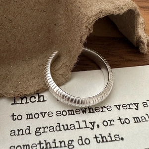 Bague ouverte en argent sterling S925 avec texture mate et rayures verticales rétro