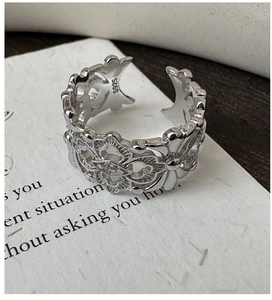 Detailed macro shot of S925 sterling silver ring showing the fleur-de-lis pattern detail