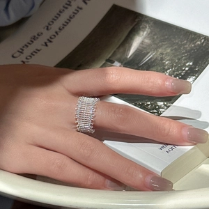S925 Sterling Silber breiter Netzring mit funkelnden Zirkonsteinen für Damen auf Buch
