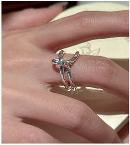 Makroaufnahme des S925 Silberknotenrings an der Hand mit eleganten minimalistischen Linien