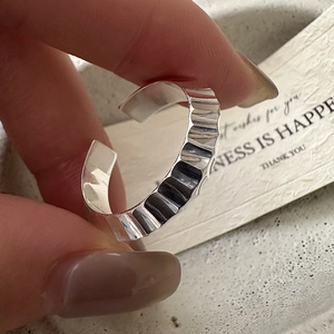 S925 sterling silver open ring with vintage vertical wave texture and sleek finish