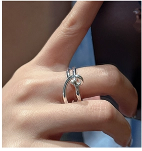 Nahaufnahme des geknoteten Doppellinienrings aus S925 Sterlingsilber mit poliertem Finish