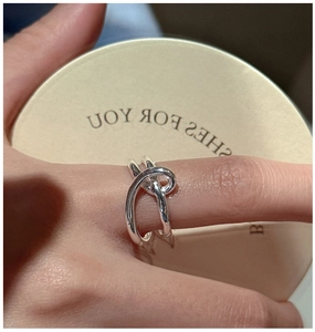 Detailaufnahme von S925 Sterlingsilber Knotenring mit Hochglanzpolitur an der Hand