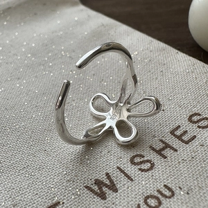Minimalist S925 sterling silver open ring with vintage floral design and wavy band