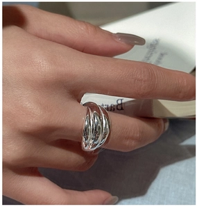 Primo piano dell'anello a onde multistrato in argento sterling S925 sulla dita