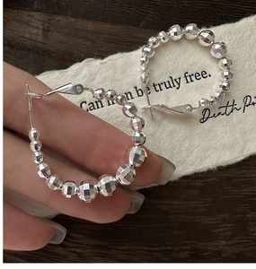 Détail des créoles en argent sterling S925 avec perles à facettes découpées au laser