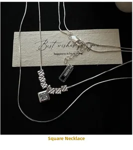 Makroaufnahme des S925 Sterlingsilber-Anhängers und AG925-Stempel auf der Halskette