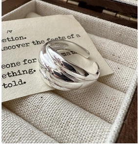 Dettaglio dell'anello in argento sterling S925 con trama intrecciata e lucida aperta