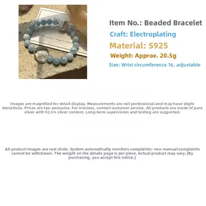 Vue macro du bracelet extensible en perles d'aigue-marine S925 avec breloque cœur