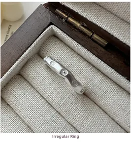 Vue détaillée macro de la bague vague en argent S925 avec texture mate à fossettes