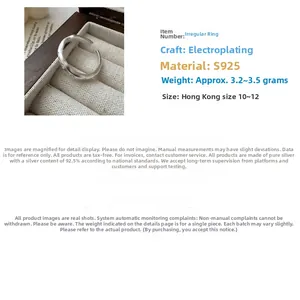 Détail d'une bague en argent sterling S925 brossé mat avec un design de vagues irrégulières