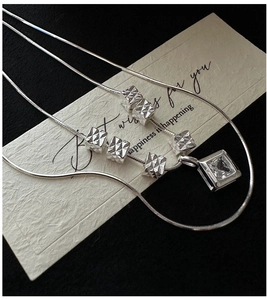 Detail der S925 Silber Schlangenkette mit gehämmerten Perlen und Zirkonia Anhänger