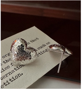 Macro shot of S925 sterling silver heart earrings with hammered texture finish