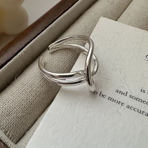 Minimalistischer S925 Sterlingsilber Knotenring mit polierten geometrischen Linien
