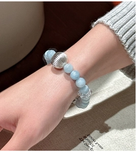 Détail du bracelet en argent S925 avec perles d'aigue-marine bleue au poignet