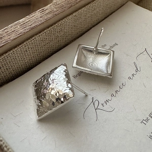 S925 sterling silver geometric square stud earrings with hammered texture and shimmering finish