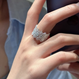 Vintage S925 sterling silver lace ring with hollow geometric patterns and clear crystals